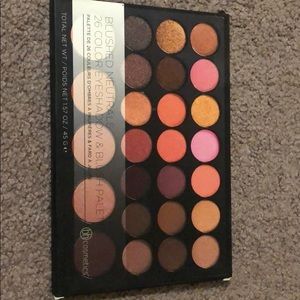 The pallets contains nude eyeshadows.